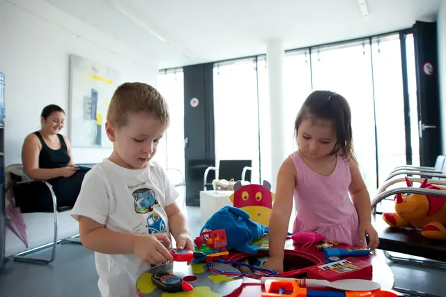 Kinder im Wartebereich der Praxis